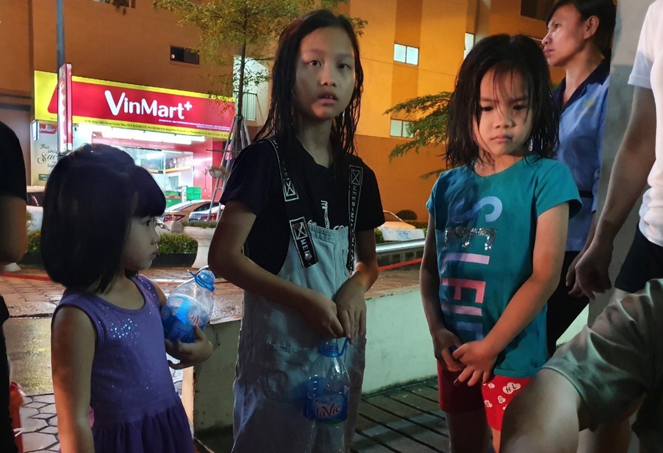 Dân Hà Nội xếp hàng nhiều giờ trong đêm, chờ đong từng chai nước về dùng - 7 Dân Hà Nội xếp hàng nhiều giờ trong đêm, chờ đong từng chai nước về dùng - 7