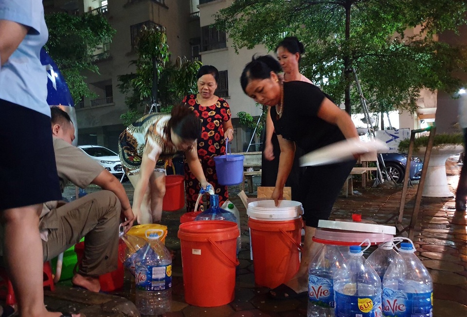 Dân Hà Nội xếp hàng nhiều giờ trong đêm, chờ đong từng chai nước về dùng - 10 Dân Hà Nội xếp hàng nhiều giờ trong đêm, chờ đong từng chai nước về dùng - 10