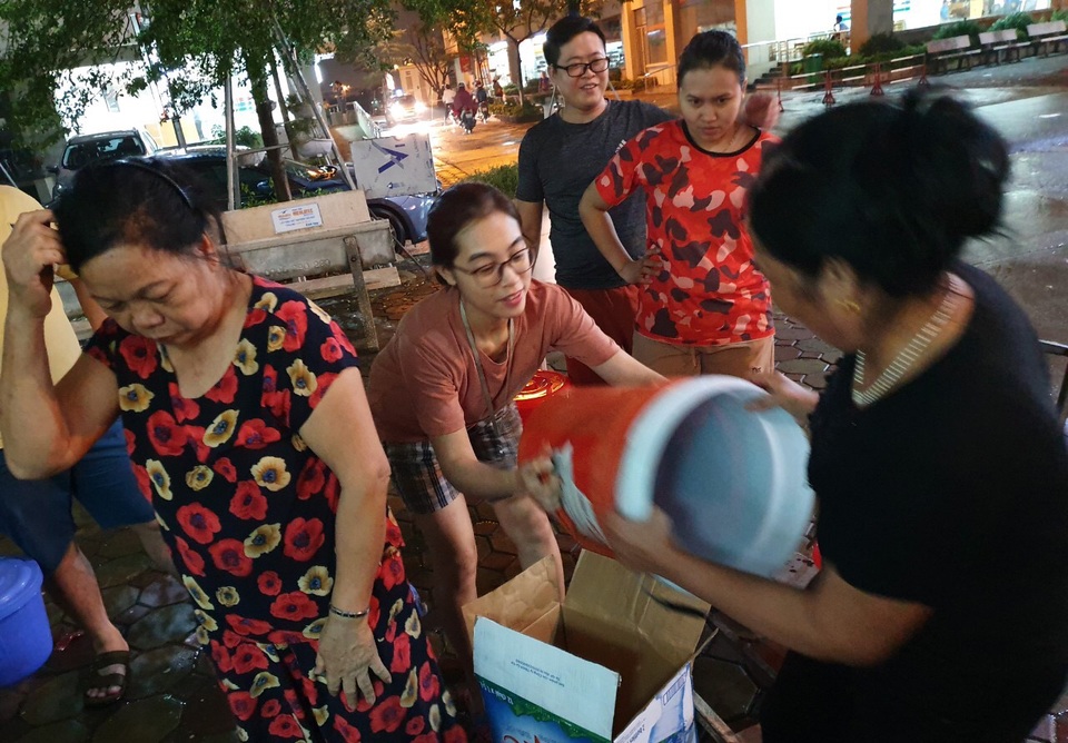 Dân Hà Nội xếp hàng nhiều giờ trong đêm, chờ đong từng chai nước về dùng - 9 Dân Hà Nội xếp hàng nhiều giờ trong đêm, chờ đong từng chai nước về dùng - 9