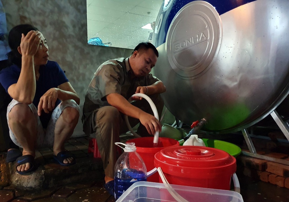 Dân Hà Nội xếp hàng nhiều giờ trong đêm, chờ đong từng chai nước về dùng - 4 Dân Hà Nội xếp hàng nhiều giờ trong đêm, chờ đong từng chai nước về dùng - 4