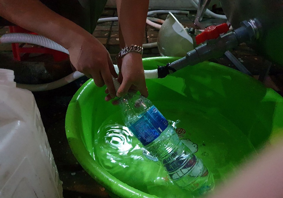 Dân Hà Nội xếp hàng nhiều giờ trong đêm, chờ đong từng chai nước về dùng - 5 Dân Hà Nội xếp hàng nhiều giờ trong đêm, chờ đong từng chai nước về dùng - 5