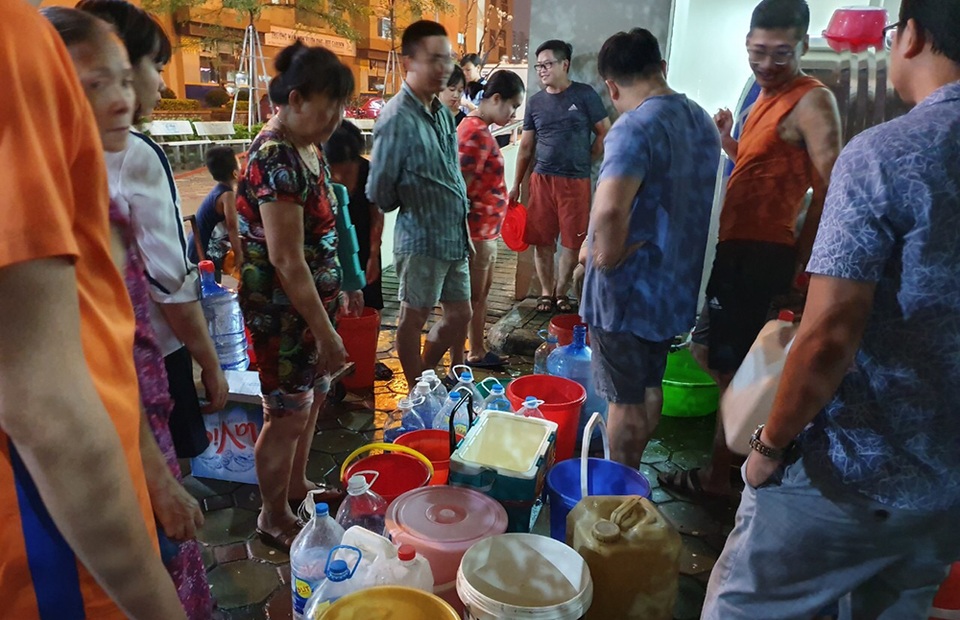 Dân Hà Nội xếp hàng nhiều giờ trong đêm, chờ đong từng chai nước về dùng - 1 Dân Hà Nội xếp hàng nhiều giờ trong đêm, chờ đong từng chai nước về dùng - 1