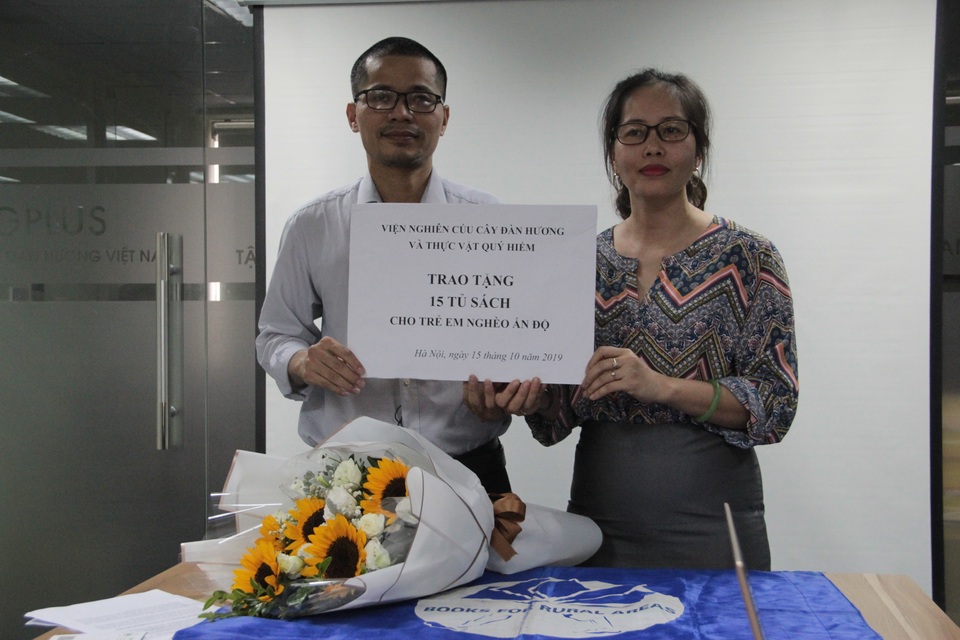 “Người cõng sách” Nguyễn Quang Thạch sang Ấn độ xây dựng tủ sách cho trẻ em nghèo - 1 “Người cõng sách” Nguyễn Quang Thạch sang Ấn độ xây dựng tủ sách cho trẻ em nghèo - 1