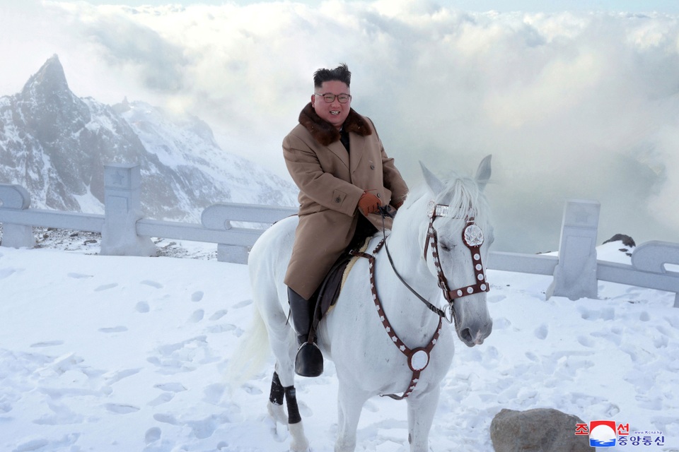 Ông Kim Jong-un cưỡi bạch mã lên đỉnh núi thiêng - 2 Ông Kim Jong-un cưỡi bạch mã lên đỉnh núi thiêng - 2