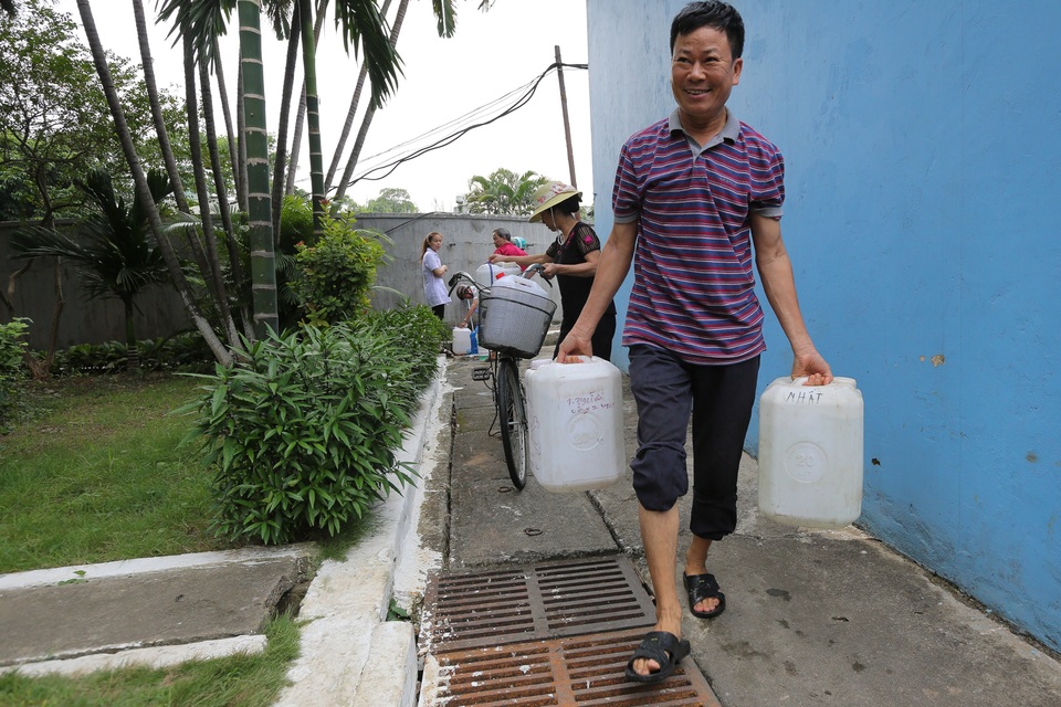 Người dân Hà Nội kẽo kẹt xe kéo đi lấy nước - 12