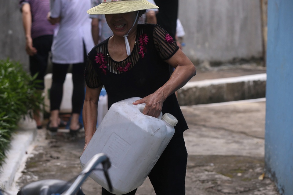 Người dân Hà Nội kẽo kẹt xe kéo đi lấy nước - 11