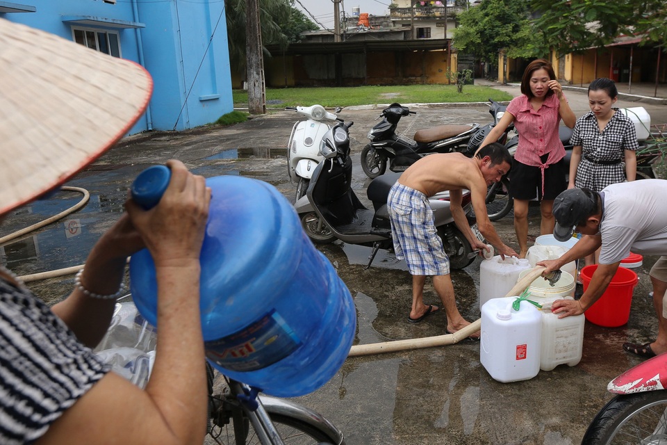 Người dân Hà Nội kẽo kẹt xe kéo đi lấy nước - 2