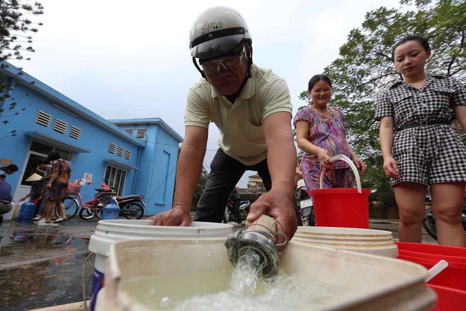 Người dân Hà Nội kẽo kẹt xe kéo đi lấy nước - 5