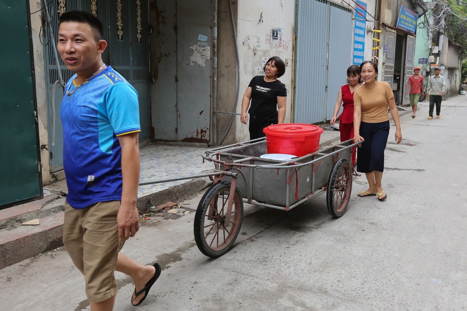 Người dân Hà Nội kẽo kẹt xe kéo đi lấy nước - 7