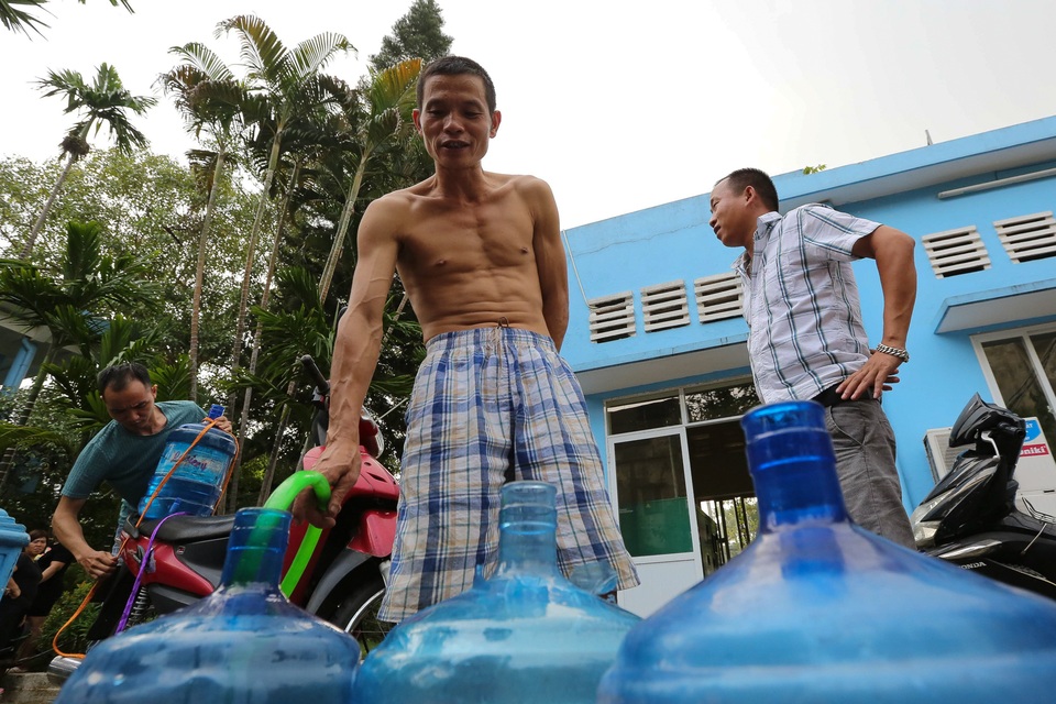 Người dân Hà Nội kẽo kẹt xe kéo đi lấy nước - 4