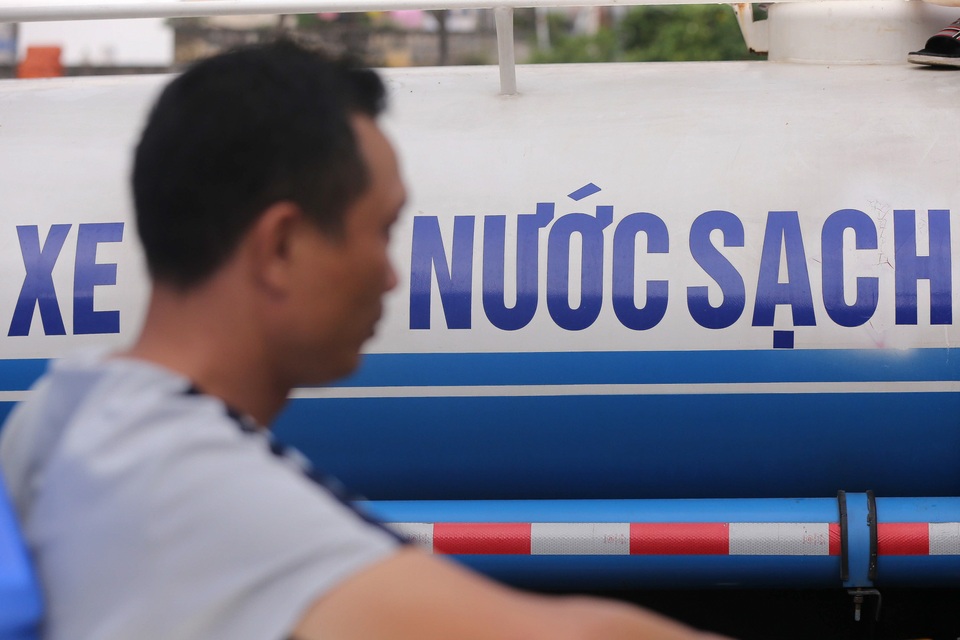 Người dân Hà Nội kẽo kẹt xe kéo đi lấy nước - 10