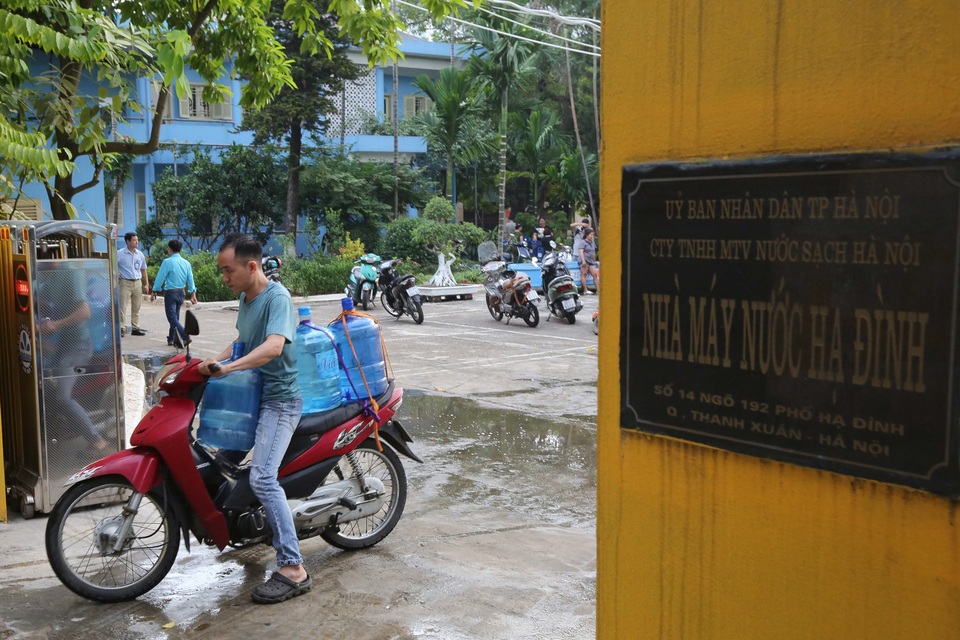 Người dân Hà Nội kẽo kẹt xe kéo đi lấy nước - 6