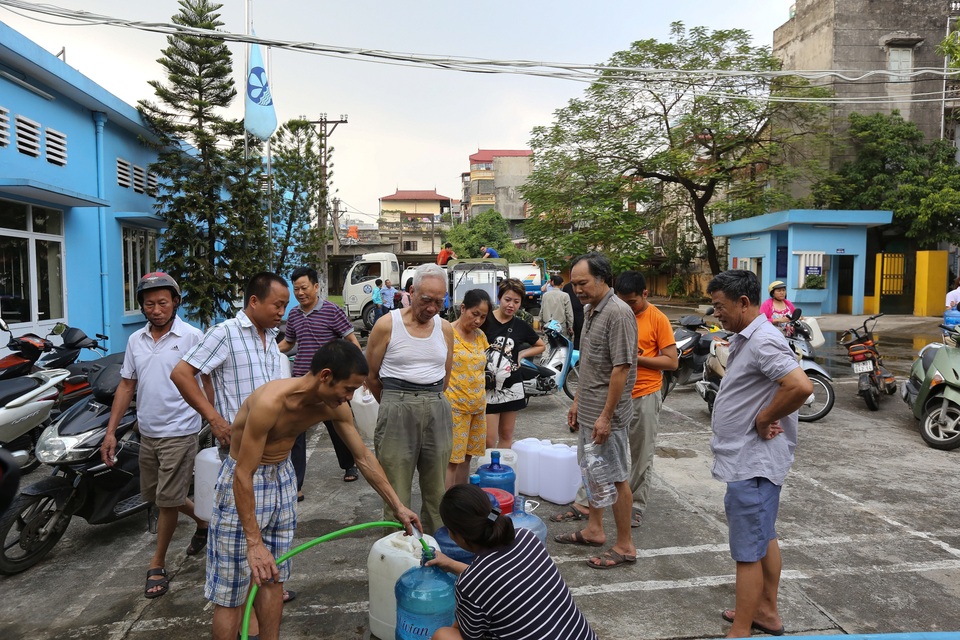 Người dân Hà Nội kẽo kẹt xe kéo đi lấy nước - 1