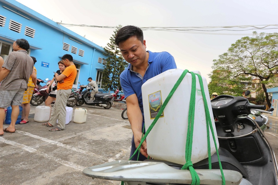 Người dân Hà Nội kẽo kẹt xe kéo đi lấy nước - 9