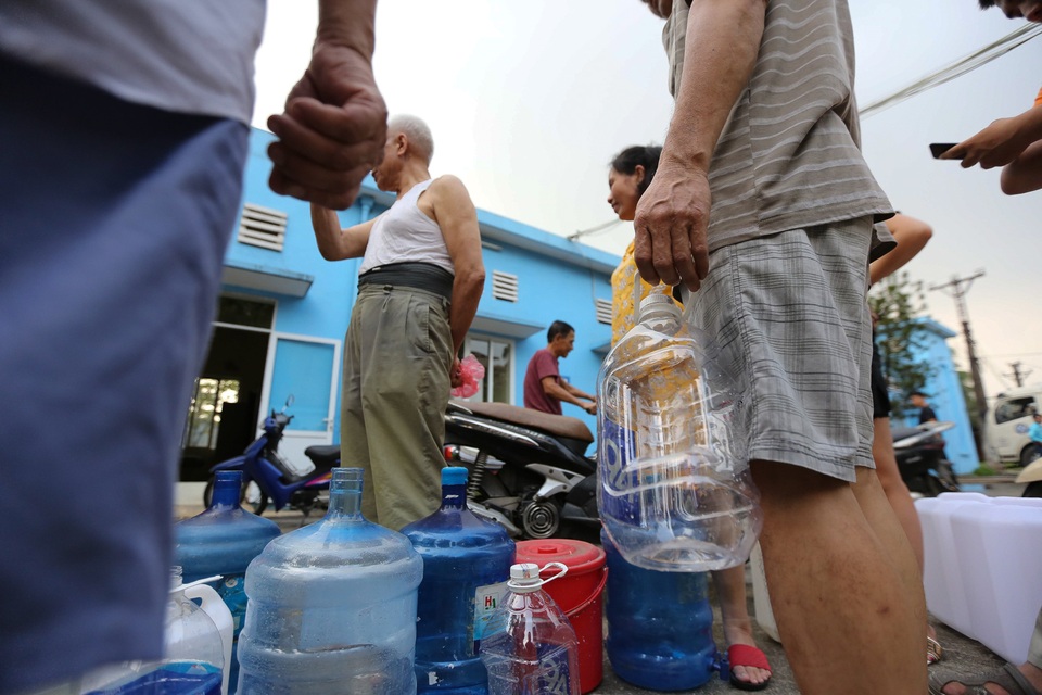 Người dân Hà Nội kẽo kẹt xe kéo đi lấy nước - 3