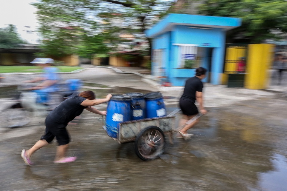 Người dân Hà Nội kẽo kẹt xe kéo đi lấy nước - 13