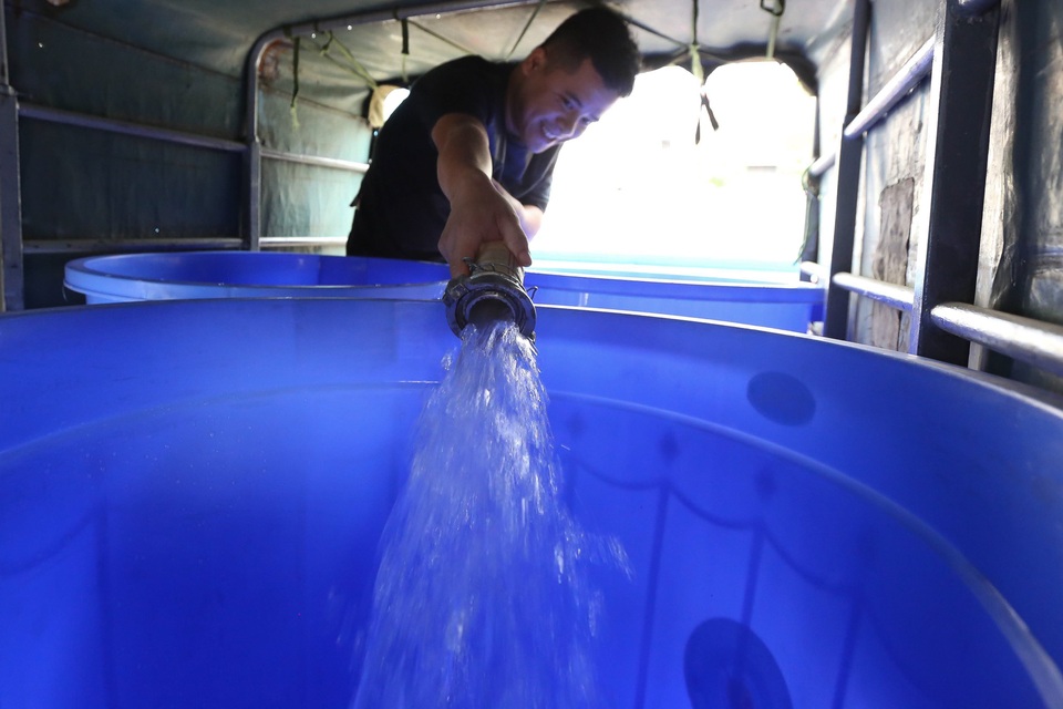 Người dân Hà Nội kẽo kẹt xe kéo đi lấy nước - 8