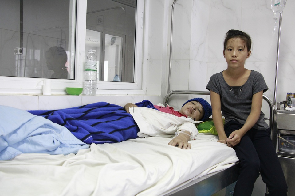 Mẹ u não, bé gái HMông 12 tuổi phải nghỉ học giữa chừng - 1 Mẹ u não, bé gái HMông 12 tuổi phải nghỉ học giữa chừng - 1