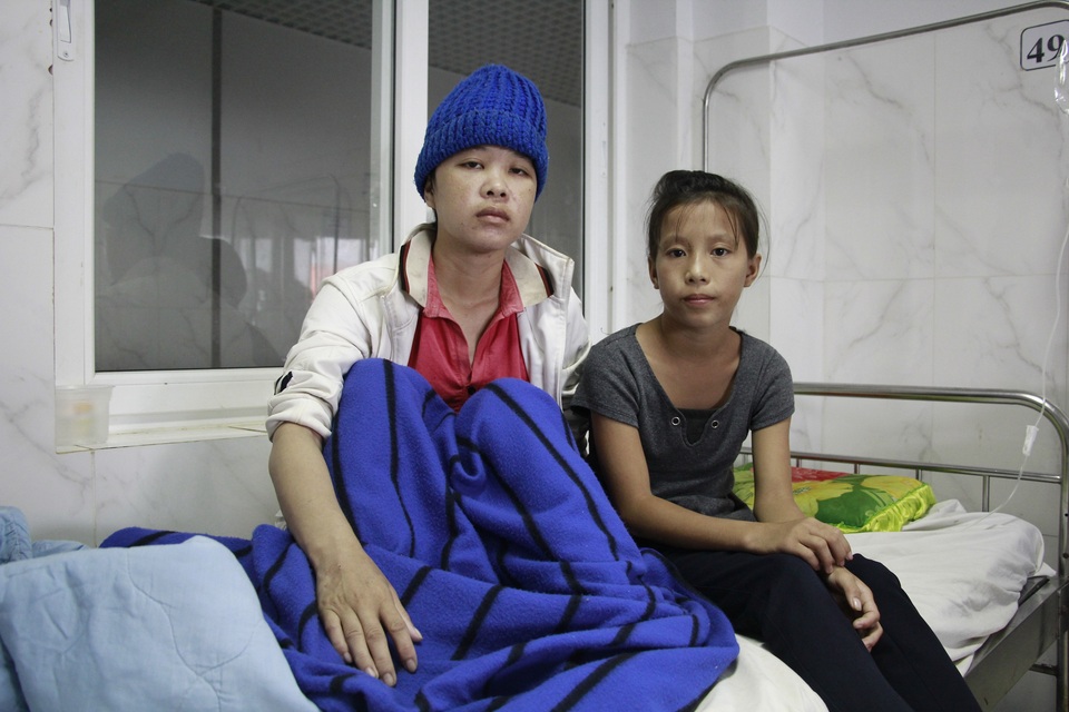 Mẹ u não, bé gái HMông 12 tuổi phải nghỉ học giữa chừng - 4 Mẹ u não, bé gái HMông 12 tuổi phải nghỉ học giữa chừng - 4