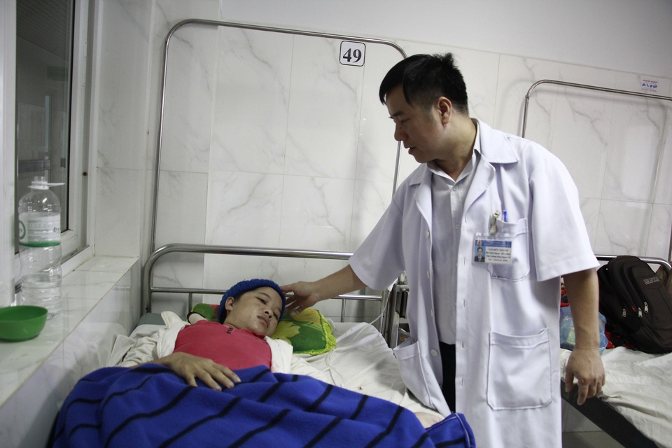 Mẹ u não, bé gái HMông 12 tuổi phải nghỉ học giữa chừng - 2 Mẹ u não, bé gái HMông 12 tuổi phải nghỉ học giữa chừng - 2
