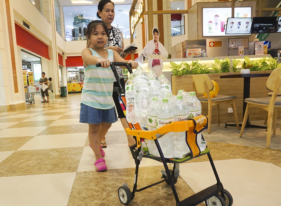 Hà Nội: Người dân ùn ùn đi mua nước đóng chai ở siêu thị - 10 Hà Nội: Người dân ùn ùn đi mua nước đóng chai ở siêu thị - 10
