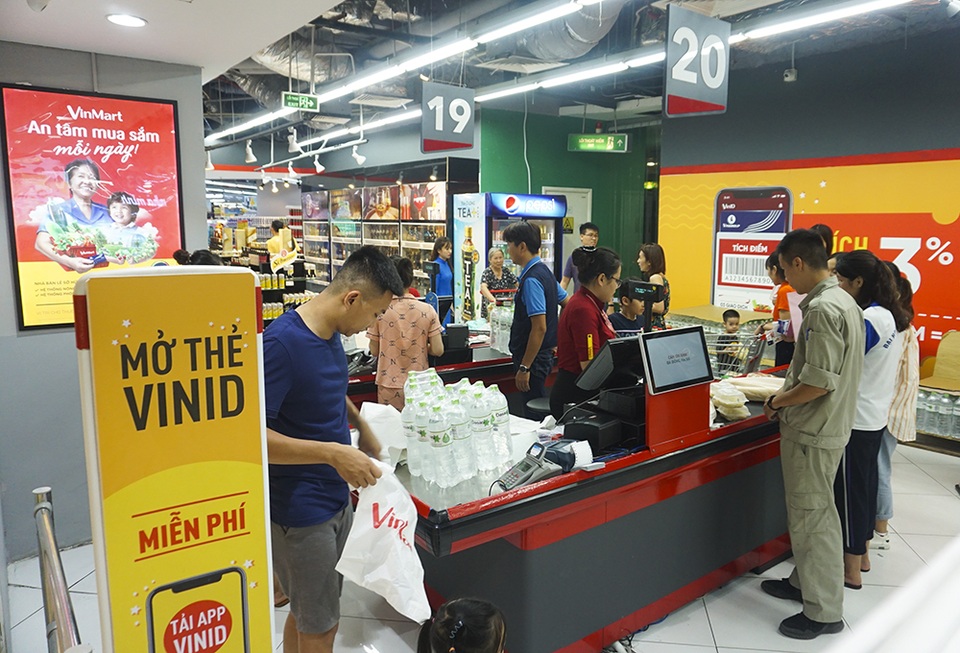 Hà Nội: Người dân ùn ùn đi mua nước đóng chai ở siêu thị - 5 Hà Nội: Người dân ùn ùn đi mua nước đóng chai ở siêu thị - 5