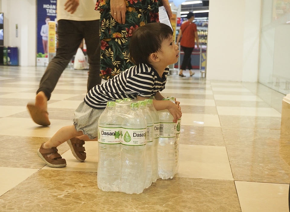 Hà Nội: Người dân ùn ùn đi mua nước đóng chai ở siêu thị - 4 Hà Nội: Người dân ùn ùn đi mua nước đóng chai ở siêu thị - 4