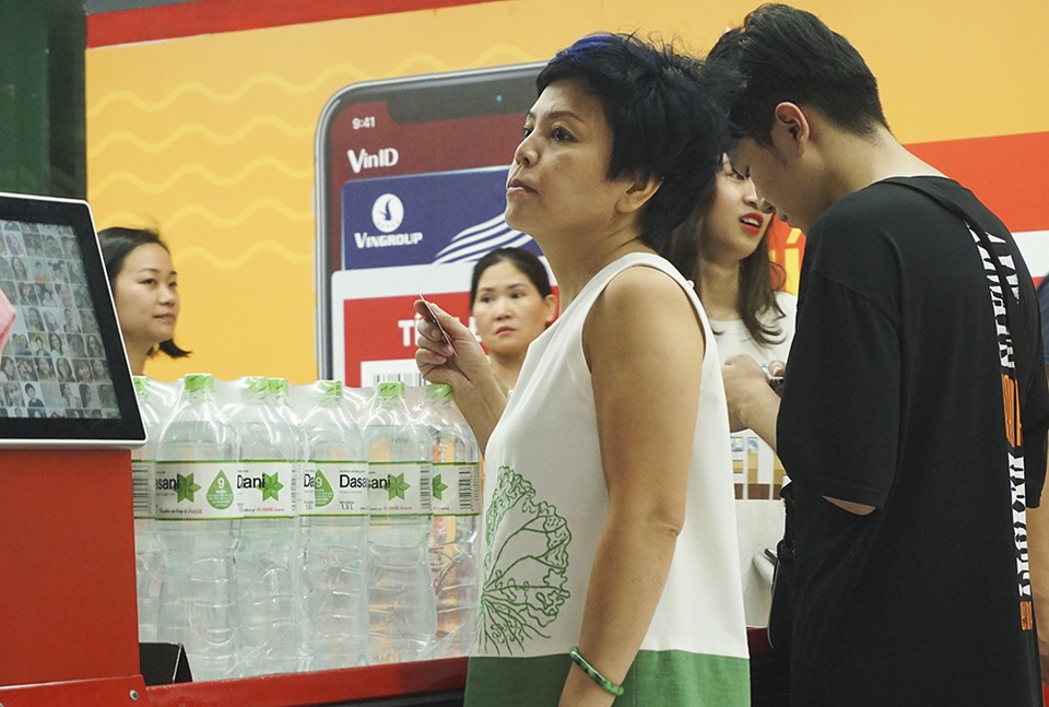 Hà Nội: Người dân ùn ùn đi mua nước đóng chai ở siêu thị - 12 Hà Nội: Người dân ùn ùn đi mua nước đóng chai ở siêu thị - 12