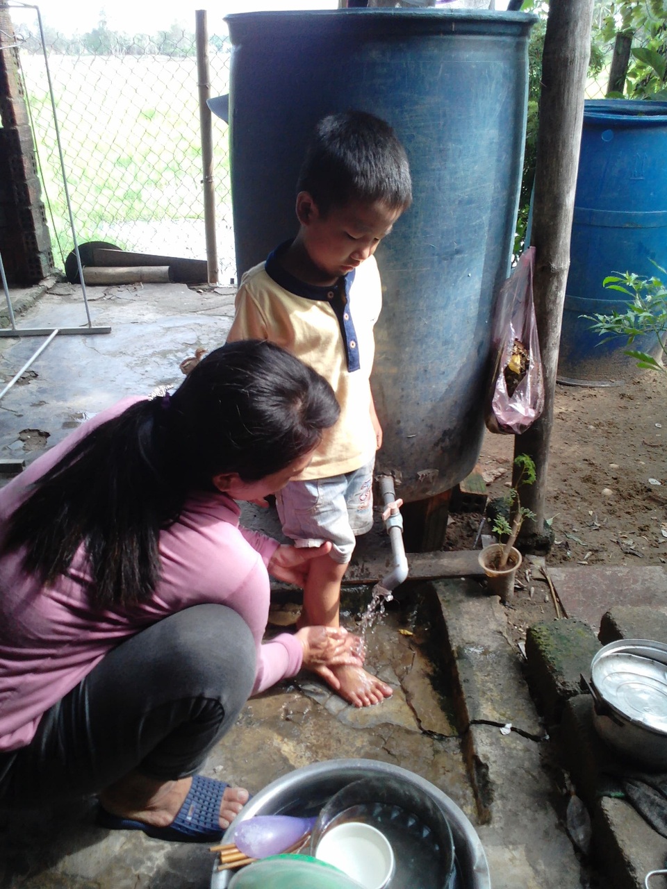 Nhìn em trai đau đớn, chị đòi nghỉ học đi làm kiếm tiền chữa bệnh cho em - 4