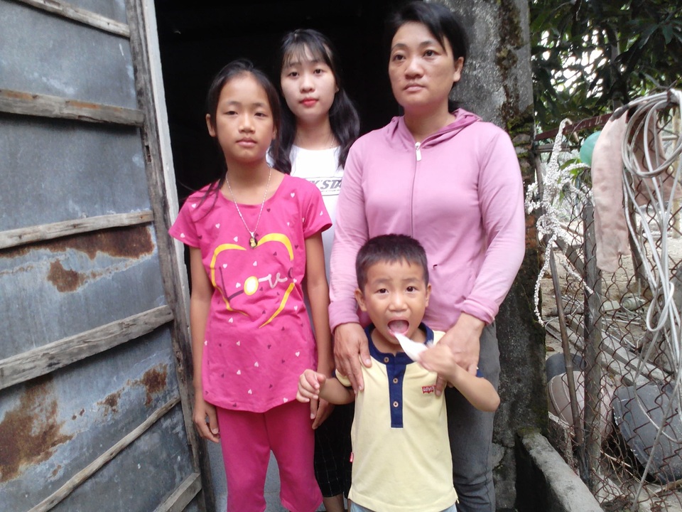 Nhìn em trai đau đớn, chị đòi nghỉ học đi làm kiếm tiền chữa bệnh cho em - 1