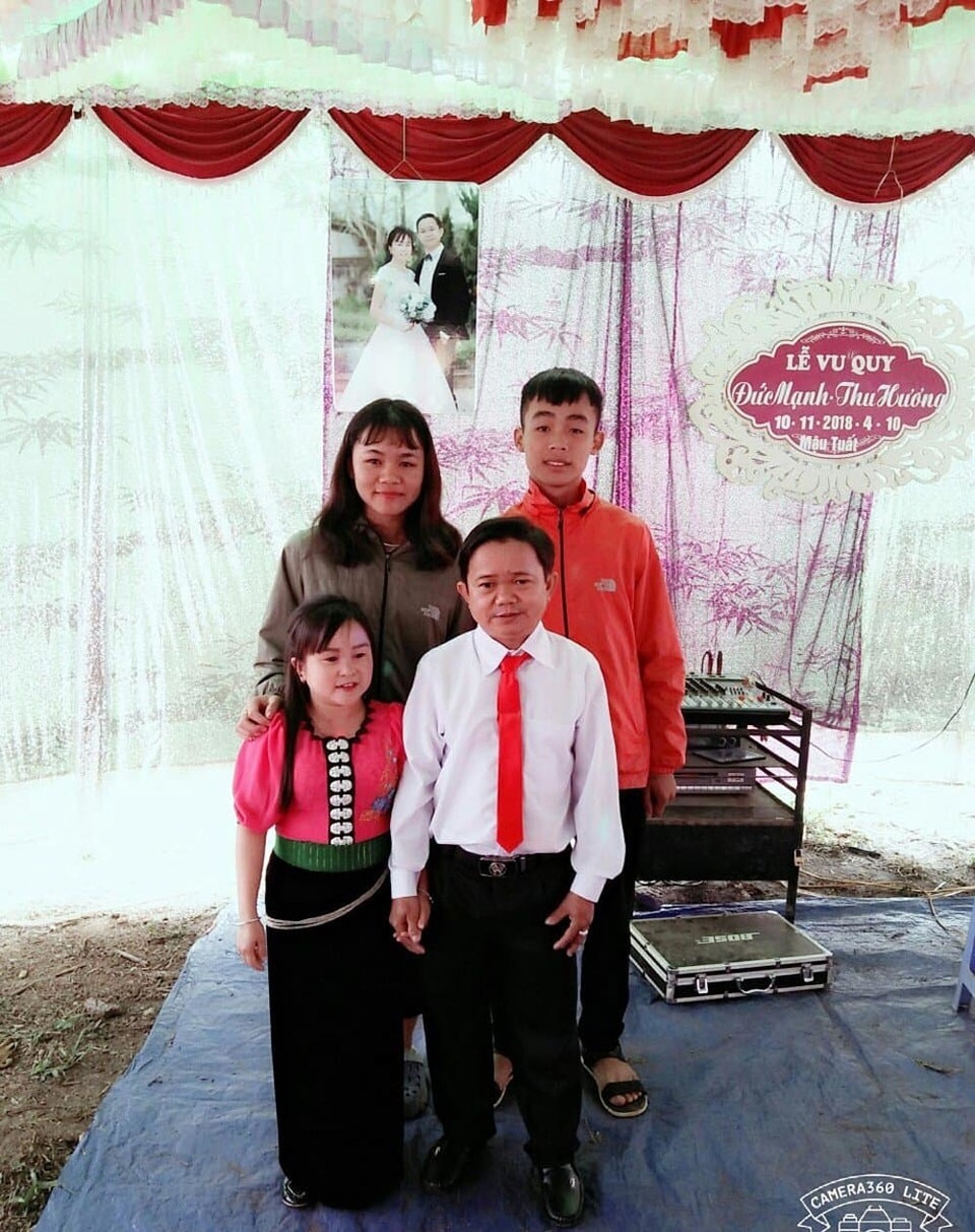 Niềm vui vỡ òa trước cửa phòng sinh của cặp vợ chồng tí hon ở Phú Thọ - 1 Niềm vui vỡ òa trước cửa phòng sinh của cặp vợ chồng tí hon ở Phú Thọ - 1