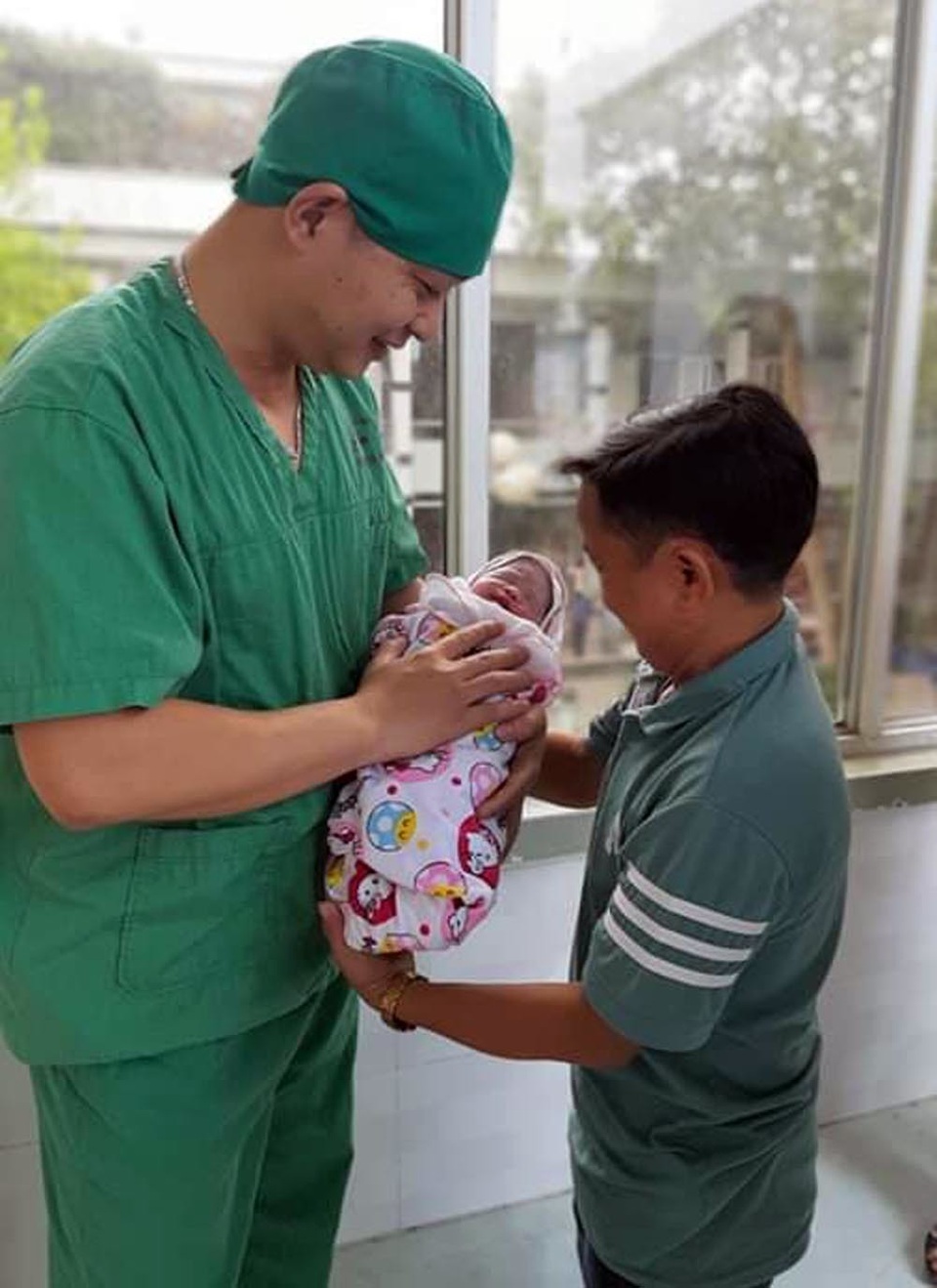 Niềm vui vỡ òa trước cửa phòng sinh của cặp vợ chồng tí hon ở Phú Thọ - 3 Niềm vui vỡ òa trước cửa phòng sinh của cặp vợ chồng tí hon ở Phú Thọ - 3