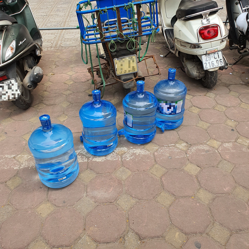 “Cháy hàng” nước đóng bình loại bình 20L, dân Hà Nội phải mua giá gấp 3 - 4 “Cháy hàng” nước đóng bình loại bình 20L, dân Hà Nội phải mua giá gấp 3 - 4
