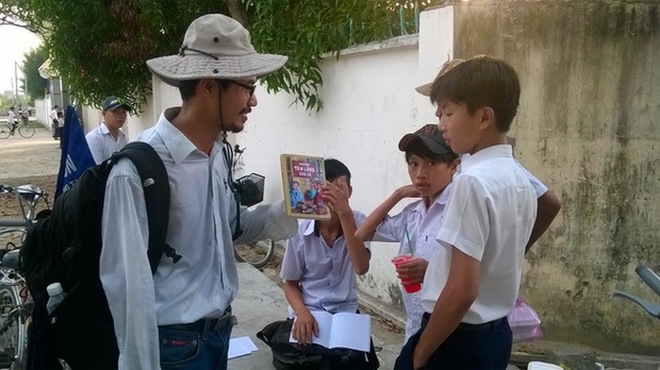 “Người cõng sách” Nguyễn Quang Thạch sang Ấn độ xây dựng tủ sách cho trẻ em nghèo - 2 “Người cõng sách” Nguyễn Quang Thạch sang Ấn độ xây dựng tủ sách cho trẻ em nghèo - 2