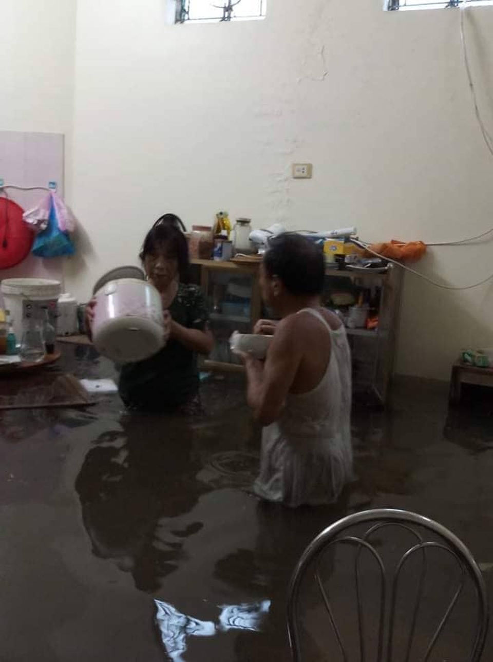 40 năm qua chưa từng chứng kiến trận ngập lụt kinh hoàng như thế - 15