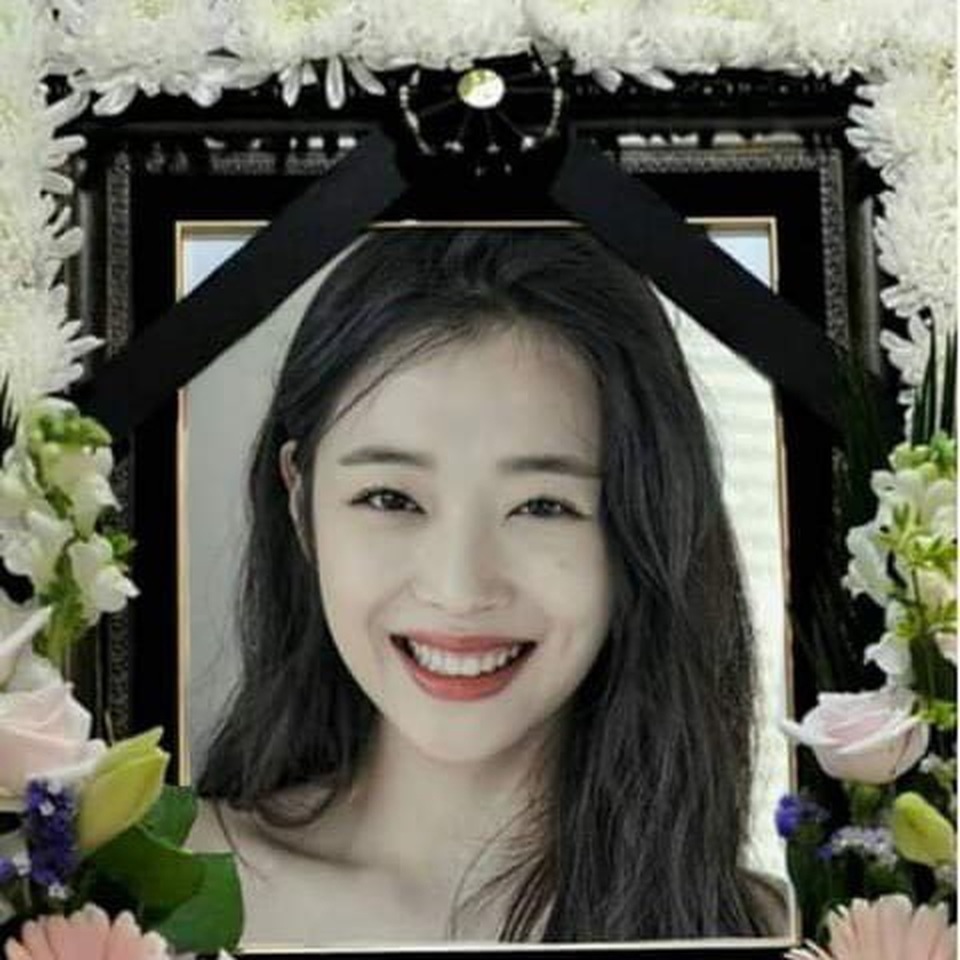 Nhóm TVXQ, thành viên nhóm f(x) vội vàng về Hàn Quốc dự tang lễ của Sulli - 2 Nhóm TVXQ, thành viên nhóm f(x) vội vàng về Hàn Quốc dự tang lễ của Sulli - 2
