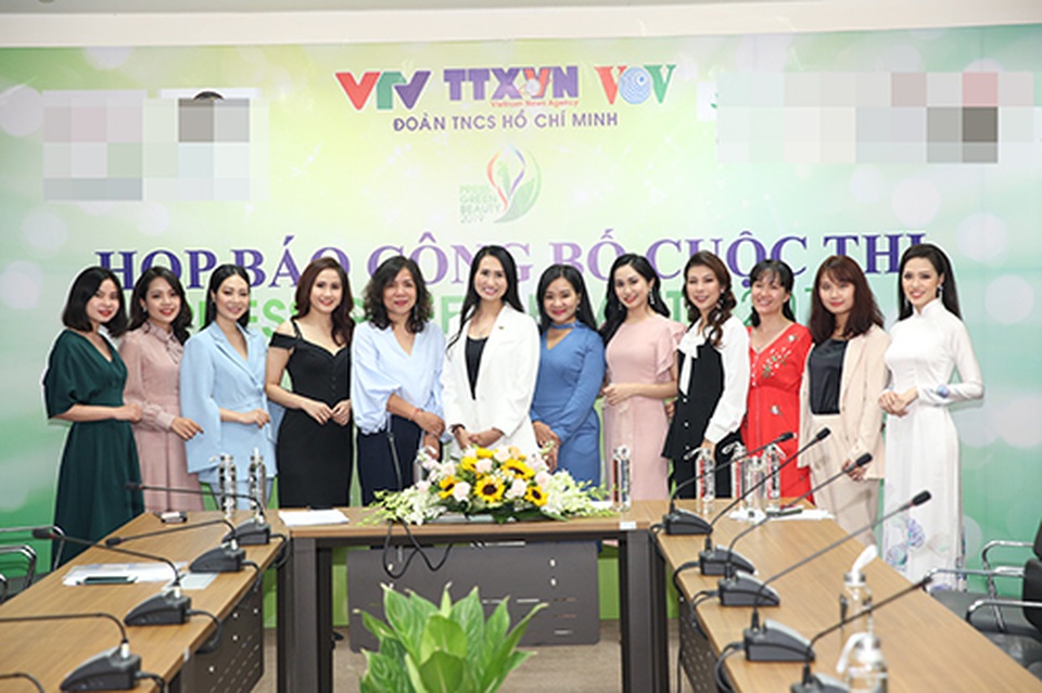 Lần đầu tiên có cuộc thi nhan sắc dành cho các nữ nhà báo dưới 40 tuổi - 3 Lần đầu tiên có cuộc thi nhan sắc dành cho các nữ nhà báo dưới 40 tuổi - 3