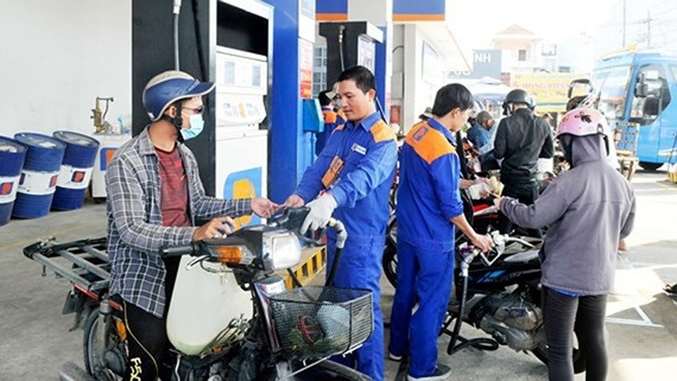 Xăng dầu quay đầu giảm giá, mức cao nhất tới hơn 2.000 đồng - 1 Xăng dầu quay đầu giảm giá, mức cao nhất tới hơn 2.000 đồng - 1