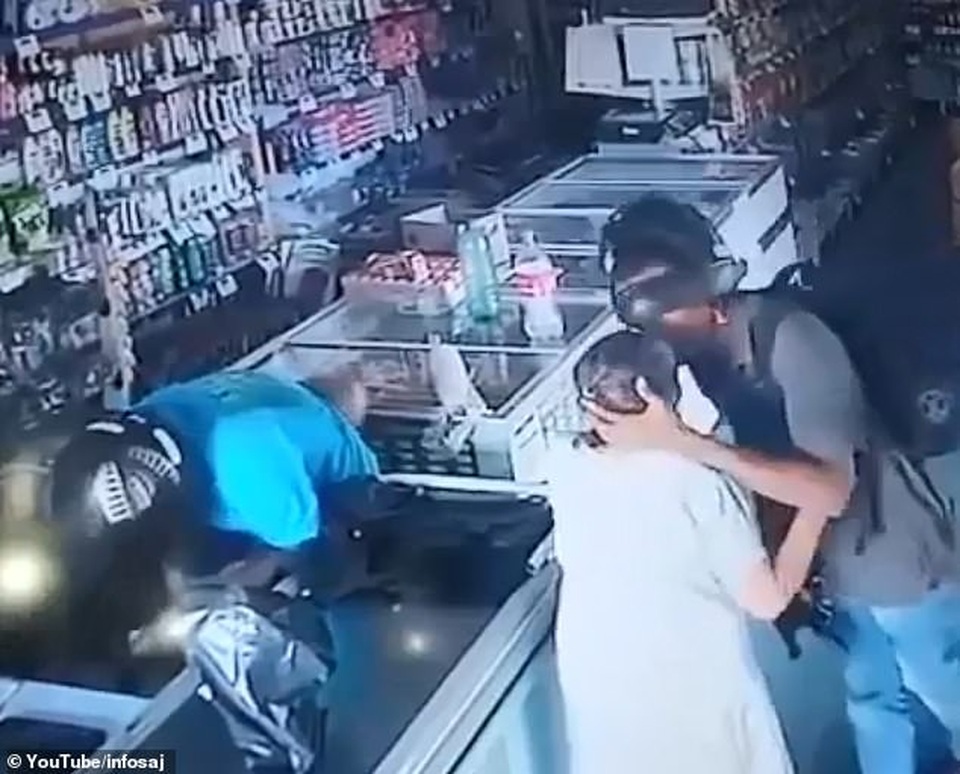 Video kẻ cướp mang súng nổi lòng trắc ẩn, hôn an ủi cụ bà gây bão mạng - 1 Video kẻ cướp mang súng nổi lòng trắc ẩn, hôn an ủi cụ bà gây bão mạng - 1