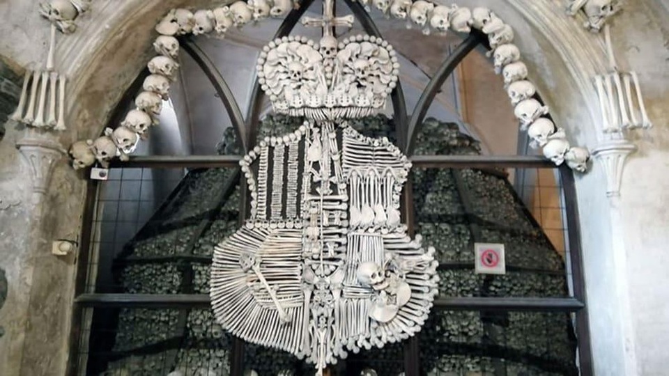Nhà thờ xương người cấm chụp selfie vì sợ những hộp sọ bị “cưỡng hôn” - 2 Nhà thờ xương người cấm chụp selfie vì sợ những hộp sọ bị “cưỡng hôn” - 2