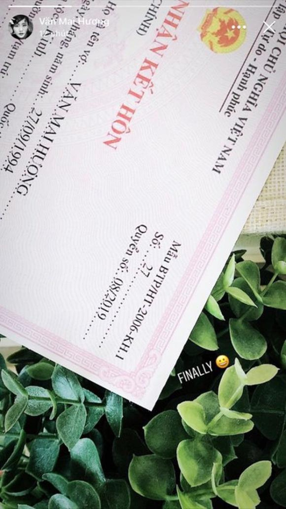 Văn Mai Hương bất ngờ khoe giấy đăng ký kết hôn - 1 Văn Mai Hương bất ngờ khoe giấy đăng ký kết hôn - 1