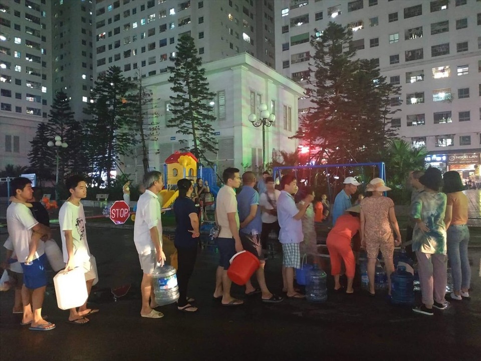 Phát hiện nước sạch phát miễn phí có mùi tanh, cư dân đành phải đổ bỏ - 2 Phát hiện nước sạch phát miễn phí có mùi tanh, cư dân đành phải đổ bỏ - 2