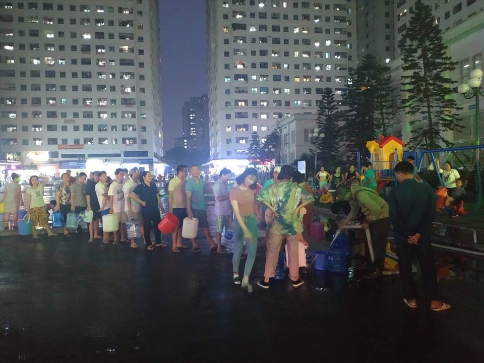 Phát hiện nước sạch phát miễn phí có mùi tanh, cư dân đành phải đổ bỏ - 3 Phát hiện nước sạch phát miễn phí có mùi tanh, cư dân đành phải đổ bỏ - 3