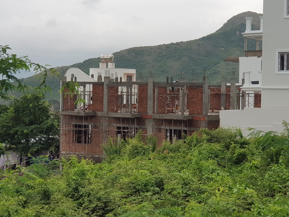 Dự án biệt thự ven biển Nha Trang rầm rộ thi công bất chấp lệnh tạm dừng - 3 Dự án biệt thự ven biển Nha Trang rầm rộ thi công bất chấp lệnh tạm dừng - 3