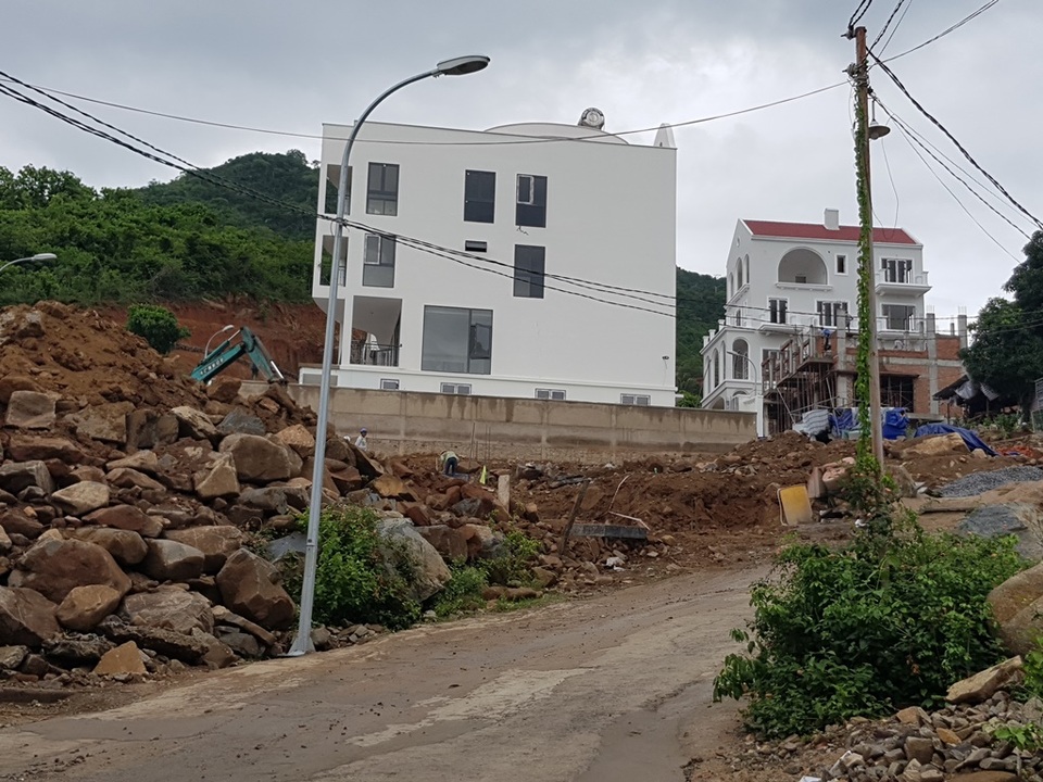 Vụ “xẻ núi” xây biệt thự ở Nha Trang: Chủ đầu tư chấp hành yêu cầu tạm dừng - 3 Vụ “xẻ núi” xây biệt thự ở Nha Trang: Chủ đầu tư chấp hành yêu cầu tạm dừng - 3