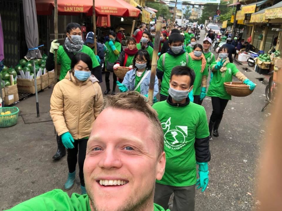 Ông Tây lội mương thối và hành trình 3 năm nhặt hàng nghìn tấn rác ở Hà Nội - 9 Ông Tây lội mương thối và hành trình 3 năm nhặt hàng nghìn tấn rác ở Hà Nội - 9