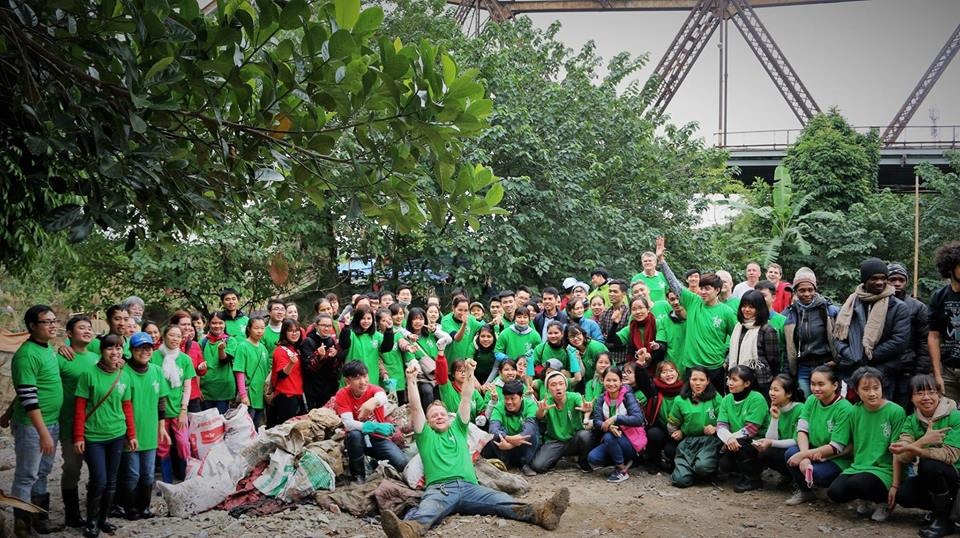 Ông Tây lội mương thối và hành trình 3 năm nhặt hàng nghìn tấn rác ở Hà Nội - 8 Ông Tây lội mương thối và hành trình 3 năm nhặt hàng nghìn tấn rác ở Hà Nội - 8