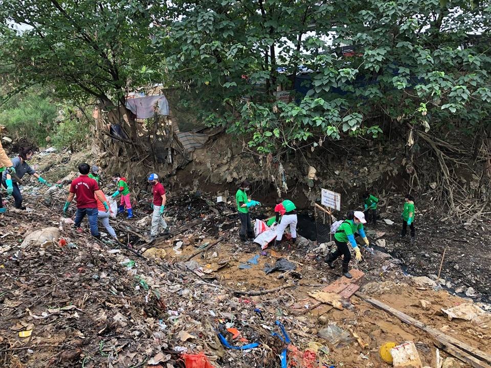 Ông Tây lội mương thối và hành trình 3 năm nhặt hàng nghìn tấn rác ở Hà Nội - 6 Ông Tây lội mương thối và hành trình 3 năm nhặt hàng nghìn tấn rác ở Hà Nội - 6