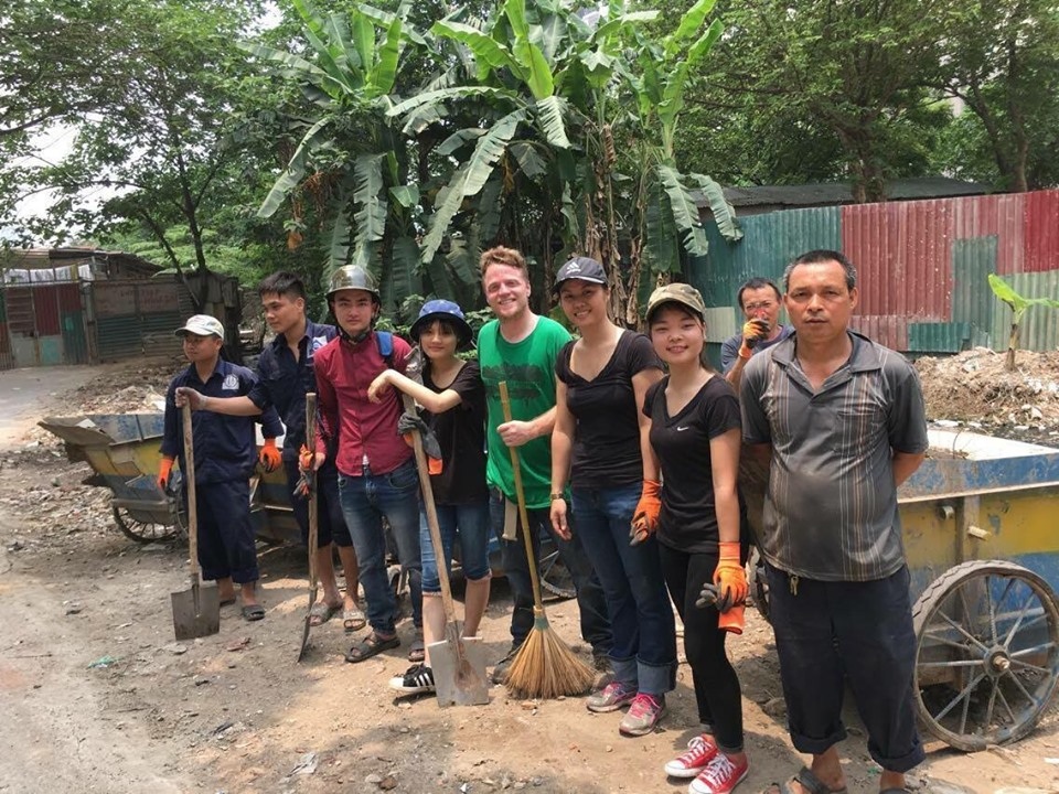 Ông Tây lội mương thối và hành trình 3 năm nhặt hàng nghìn tấn rác ở Hà Nội - 7 Ông Tây lội mương thối và hành trình 3 năm nhặt hàng nghìn tấn rác ở Hà Nội - 7