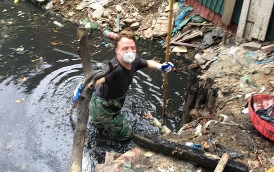 Ông Tây lội mương thối và hành trình 3 năm nhặt hàng nghìn tấn rác ở Hà Nội - 4 Ông Tây lội mương thối và hành trình 3 năm nhặt hàng nghìn tấn rác ở Hà Nội - 4